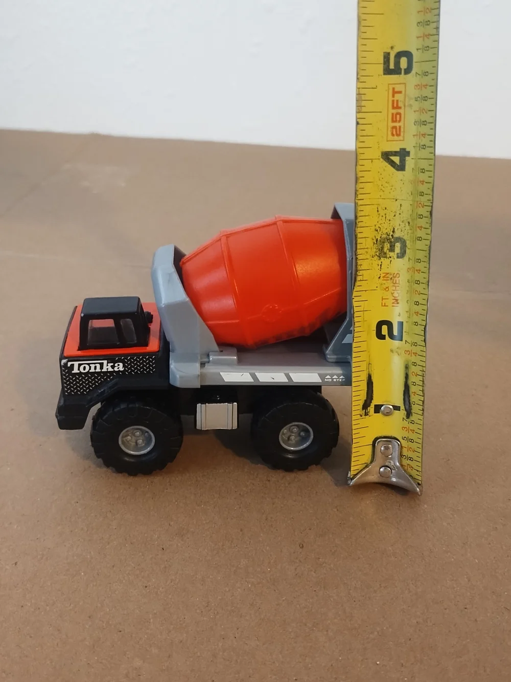 Vintage 2007 Maisto Tonka Cement Mixer Diecast/Plastic Truck red and black gray